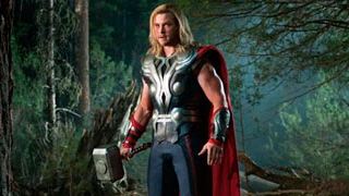 'Los Vengadores': Iron Man (Robert Downey Jr.) y Thor (Chris Hemsworth) se dan 'cariñitos'