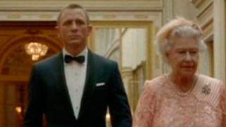 'Skyfall': Daniel Craig protege a la Reina en las Olimpiadas