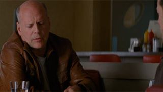 'Looper': Joseph Gordon-Levitt habla con Bruce Willis, su "yo" del futuro, en el último clip de la película noticias imagen