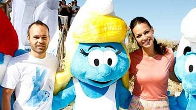 Los pitufos aterrizan en Júzcar acompañados de Andrés Iniesta noticias imagen