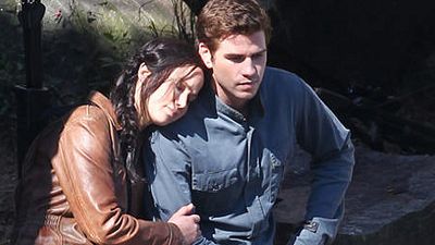Jennifer Lawrence y Liam Hemsworth, fotografíados acaramelados en 'Los juegos del hambre: Sinsajo' noticias imagen