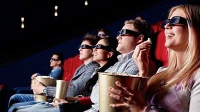 Comer palomitas en el cine nos hace inmunes a la publicidad