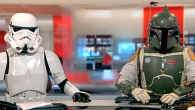 'Star Wars: Episodio VII': Dos presentadores de la BBC se disfrazan de Stormtrooper y Boba Fett