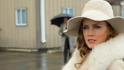 'American Hustle': Jennifer Lawrence y Amy Adams muy sugerentes en las nuevas imágenes