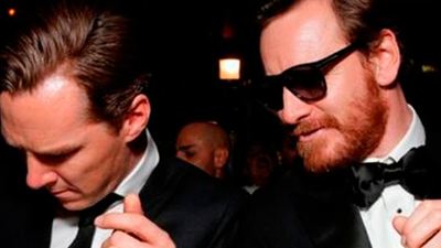 La foto de Michael Fassbender y Benedict Cumberbatch bailando en los Globos de Oro ya tiene cupcake