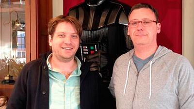 'Star Wars': Gareth Edwards posa junto a su "nuevo jefe", Darth Vader