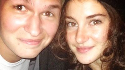 'Bajo la misma estrella': Shailene Woodley acude a uno de los pases... ¡con una peluca!