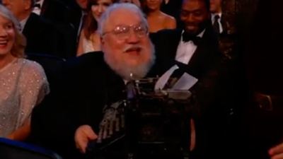 Emmys 2014: ¡George R.R. Martin, obsequiado con una máquina de escribir durante la gala!