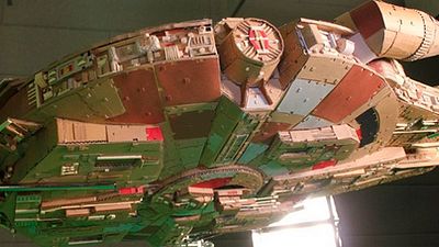 'Star Wars: The Force Awakens': Mira una espectacular recreación del Halcón Milenario... ¡¡en cartón!! noticias imagen