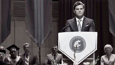 'Cincuenta sombras de Grey': Nueva foto de Christian en la graduación de Anastasia Steele