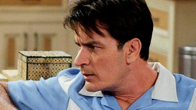 Ashton Kutcher insinúa el regreso de Charlie Sheen en el final de 'Dos hombres y medio' noticias imagen