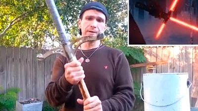 'Star Wars: El despertar de la Fuerza': Un hombre comprueba si el nuevo sable láser Sith es peligroso noticias imagen
