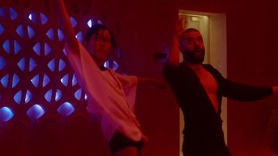 Adelanto EXCLUSIVO de 'Ex Machina' con Oscar Isaac bailando con una robot