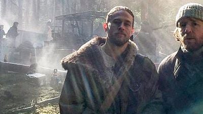 Primera foto de Charlie Hunnam como rey Arturo en 'Knights of the Roundtable' noticias imagen