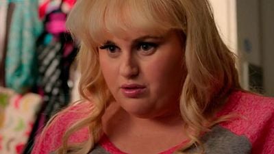 'Dando la nota: Aún más alto': Amy "la gorda" anima a Beca en el nuevo clip en español noticias imagen