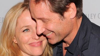 ‘Expediente X’: David Duchovny y Gillian Anderson cantan, bailan y se besan en un divertido video