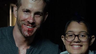 ‘Deadpool’: Ryan Reynolds regala la espada del antihéroe a una joven fan 