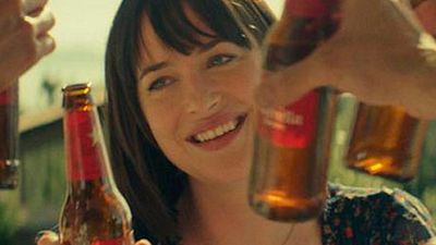 Mira el tráiler del corto de Estrella Damm con Dakota Johnson dirigido por Amenábar noticias imagen