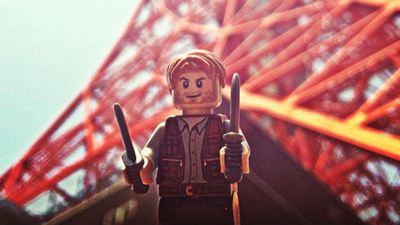Chris Pratt se lleva a su figura LEGO de 'Jurassic World' a recorrer mundo 