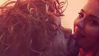 'Juego de tronos': Sophie Turner le da un apasionado beso a "Tyrion Lannister" noticias imagen