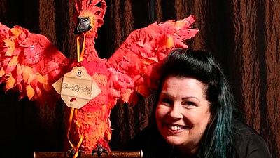 Una artista culinaria crea una tarta de 'Harry Potter' por el 50 cumpleaños de J.K. Rowling noticias imagen