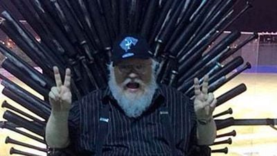 George R.R. Martin enfrenta a los Lannister y los Stark en un partido de béisbol noticias imagen