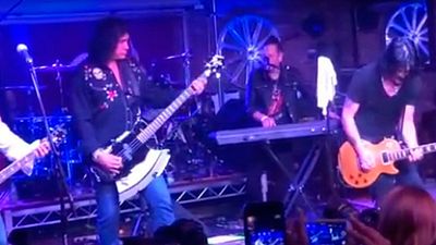 Johnny Depp demuestra que sabe tocar la guitarra junto a Gene Simmons de la banda Kiss noticias imagen