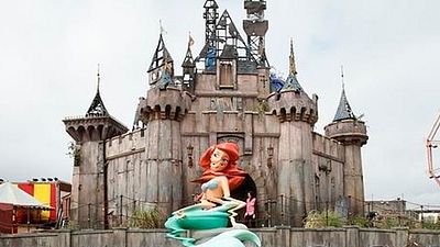 Tráiler de Dismaland, el parque temático del artista callejero Banksy que critica a Disneyland 