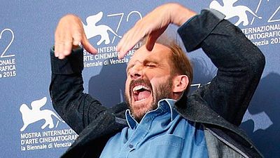 Ralph Fiennes, el Voldemort de 'Harry Potter', se marca un baile en el Festival de Venecia noticias imagen