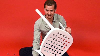 Andrew Garfield cuenta una mala experiencia en el trabajo mientras monta una silla de Ikea noticias imagen