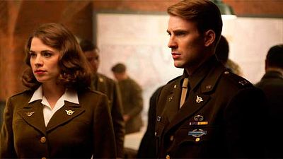 Chris Evans y Hayley Atwell ayudan a dos fans a comprometerse noticias imagen