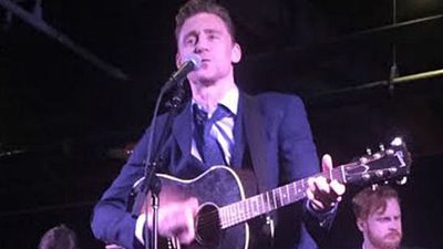 'I Saw the Light': Tom Hiddleston se sube a un escenario para cantar como Hank Williams en este vídeo noticias imagen