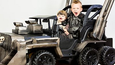 Unos padres construyen a sus hijos un coche de 'Mad Max' para Halloween noticias imagen