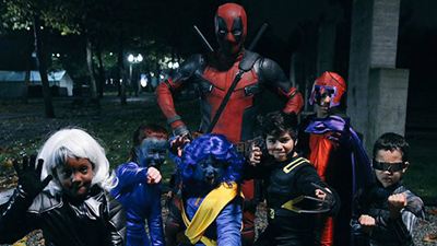 Ryan Reynolds se viste de Deadpool para pedir caramelos con niños en Halloween
