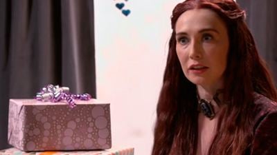 'Juego de tronos': Melisandre asiste a un 'baby shower' en Late Night with Seth Meyers