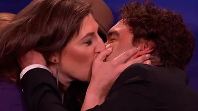 'The Big Bang Theory': Así revivieron Mayim Bialik y Johnny Galecki el beso de 'Blossom' noticias imagen