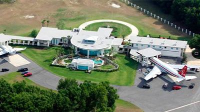 Así es la espectacular casa de John Travolta con dos pistas de aterrizaje y cinco aviones privados 
