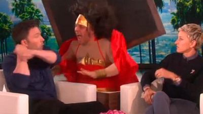 'Batman v Superman: El amanecer de la justicia': "Wonder Woman" asusta a Ben Affleck en directo noticias imagen