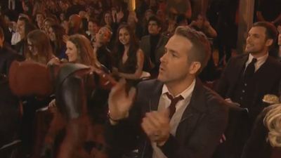 Ryan Reynolds baila con un grupo de Deadpools durante los MTV Movie Awards