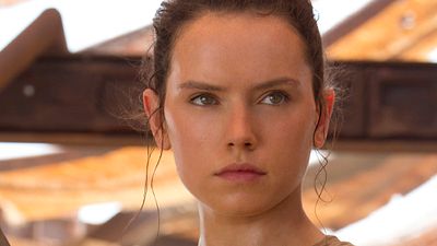 'Star Wars: Episodio VIII': Daisy Ridley muestra sus habilidades con el sable láser en el rodaje