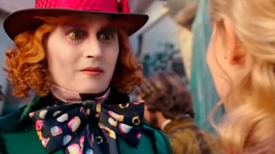 'Alicia a través del espejo': Mia Wasikowska conoce a un joven Sombrerero Loco en los últimos adelantos noticias imagen