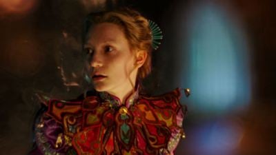 'Alicia a través del espejo': Mia Wasikowska vive una carrera contra el tiempo en el nuevo tráiler español