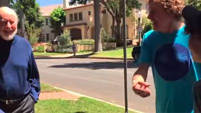 Dos jóvenes tocan la melodía de 'Star Wars' frente a la casa de John Williams noticias imagen