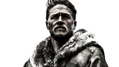 'King Arthur: Legend Of The Sword': Primer póster de la película protagonizado por Charlie Hunnam y Excálibur																					