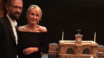 'Harry Potter': J.K. Rowling celebra su cumpleaños con una tarta con forma de Estación de King's Cross noticias imagen