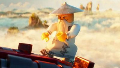 'Ninjago': Master Wu (Jackie Chan) lucha contra una gallina en el primer clip de la cinta de ninjas de Lego