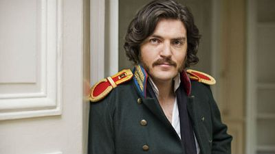 Tom Burke será Cormoran Strike en la adaptación televisiva de las novelas de misterio de J.K. Rowling noticias imagen