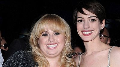 'Un par de seductores': Anne Hathaway podría unirse a Rebel Wilson en el remake de esta película de Steve Martin