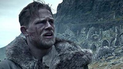 ‘Rey Arturo: La leyenda de Excalibur’: La batalla comienza en el nuevo adelanto protagonizado por Charlie Hunnam 