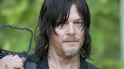 'The Walking Dead': Norman Reedus sorprende haciendo este 'curioso' gesto a sus fans completamente rodeado de zombis noticias imagen